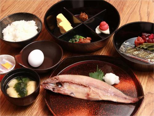 【朝食】和食（通常別途1食900円）※定休日あり